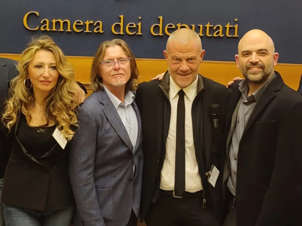 Luisa D'Aniello alla Camera dei Deputati con Roberto Saviano e altri partecipanti alla conferenza sul caso di Ponticelli