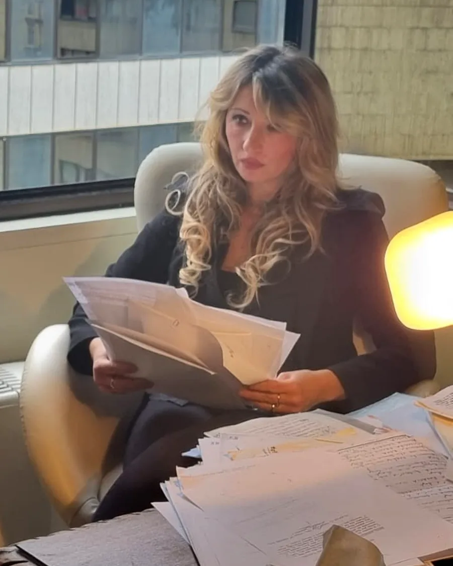 La Dott.ssa Luisa D'Aniello nel suo studio, fra i fascicoli
