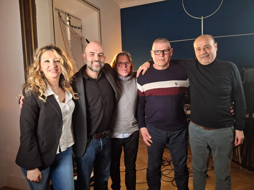 Luisa D'Aniello in una foto di gruppo con Roberto Saviano